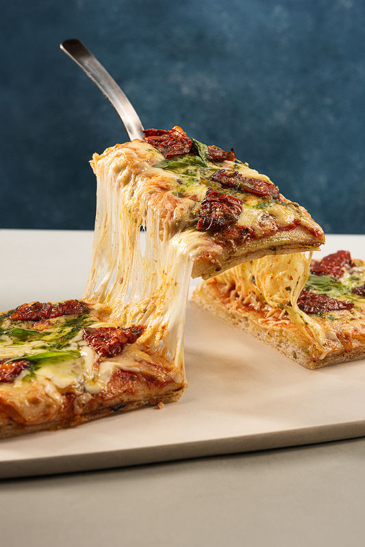 Pizza Capresse 500 grs (14x34cm) Tomates deshidratados y Pesto.