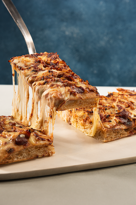 Pizza Pollo BBQ 500grs (14x34cm) Pollo asado deshilachado con salsa BBQ