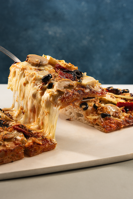 Pizza Vegetariana 540grs (14x34cm) Tomate deshidratado, Alcachofa, Aceitunas y Champiñónes