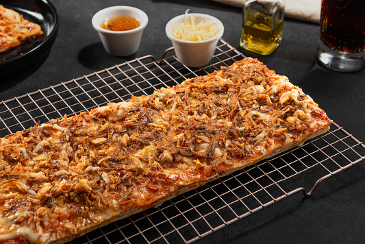 Pizza Mechada y Cebolla Crispy 500 grs (14x34cm) La mejor carne con la crocancia de la cebolla.