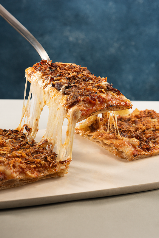 Pizza Mechada y Cebolla Crispy 500 grs (14x34cm) La mejor carne con la crocancia de la cebolla.